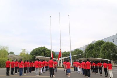 迎国庆 铭初心 918博天堂医药举行国庆升旗宣誓仪式